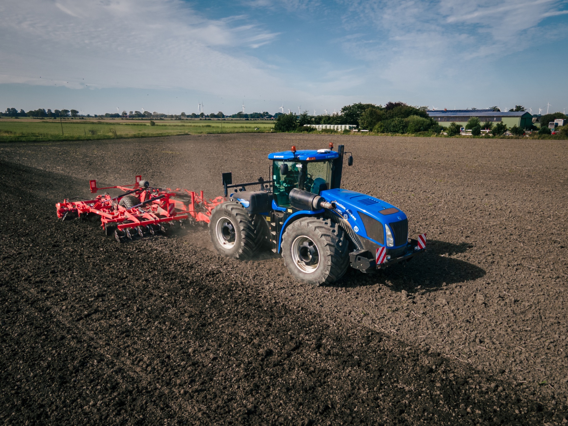 New Holland T9 mit Grubber bei der Bodenbearbeitung